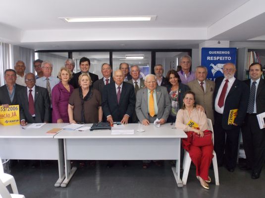 Altera a Instrução Normativa SRF nº 513, de 17 de fevereiro de 2005, que dispõe sobre a aplicação do regime aduaneiro