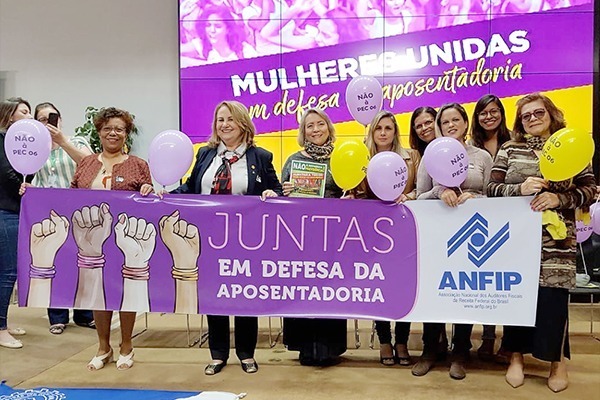 APAFISP participa de ato de mulheres em defesa da aposentadoria na Câmara dos Deputados