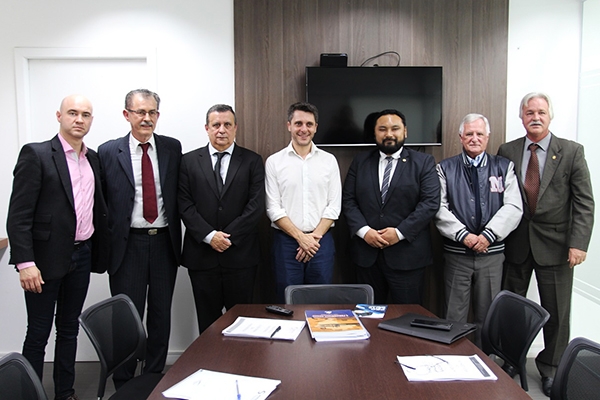 Presidente da ANFIP-SP defende Auditores durante visita ao deputado Alex Manente