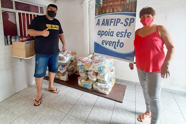 Com apoio da ANFIP-SP, DRF/Santos distribui 120 cestas para famílias carentes