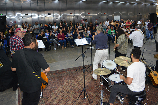 Veja fotos da apresentação em homenagem ao Dia dos Pais no prédio da Superintendência
