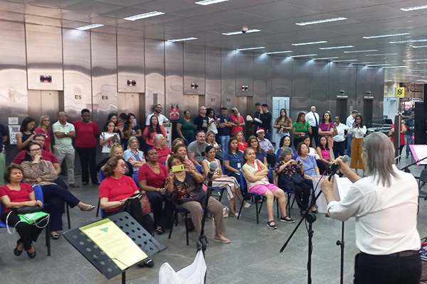 Coral Cantando Oitavas e banda Balls & Edges fazem apresentação de Natal no prédio da Superintendência
