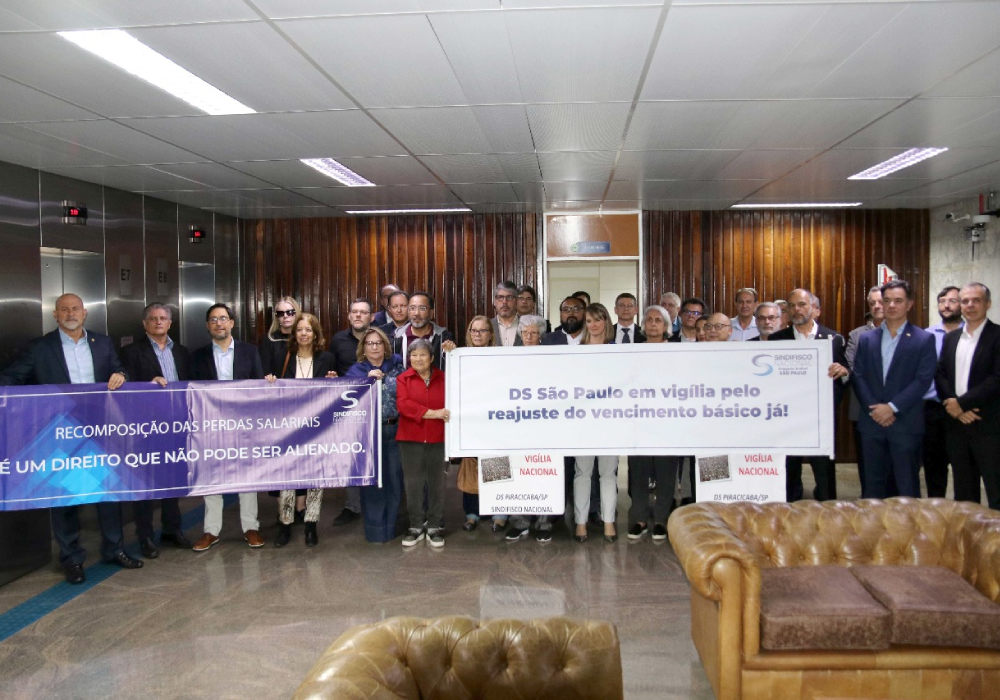 APAFISP participa de vigília pelo reajuste do Vencimento Básico no prédio da Superintendência