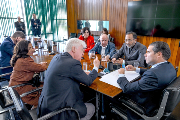 Mosap apresenta importância do apensamento da PEC 6 à PEC 555 ao deputado Hugo Motta